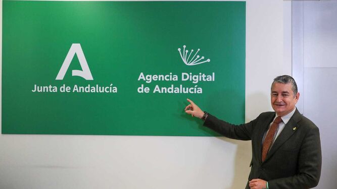 Antonio Sanz, junto a señalítica de la Agencia Digital de Andalucía.