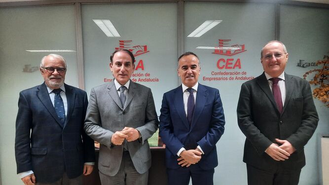 De izquierda a derecha: Carlos Alejo García-Mauricio, presidente de Ghenova; Javier González de Lara, presidente  de CEA; Francisco Cuervas, CEO de Ghenova y Luis Fernández-Palacios, secretario general de CEA.