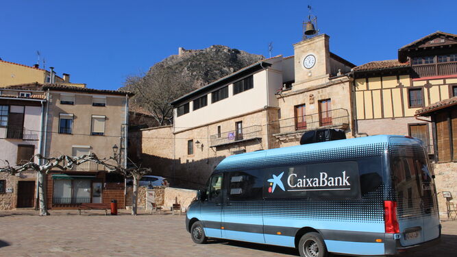 Oficina móvil de CaixaBank en Poza de la Sal, Burgos.