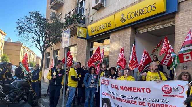 Concentración en apoyo a la Unidad de Reparto 1 de Huelva.