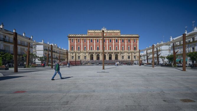El Ayuntamiento de San Fernando, con la nueva plaza del Rey, una de las inversiones del mandato que ahora termina.