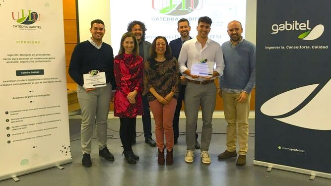 Los premiados con representantes de la Universidad de Huelva y Gabitel.