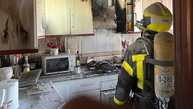 Un bombero en la vivienda afectada por el incendio en San Fernando.