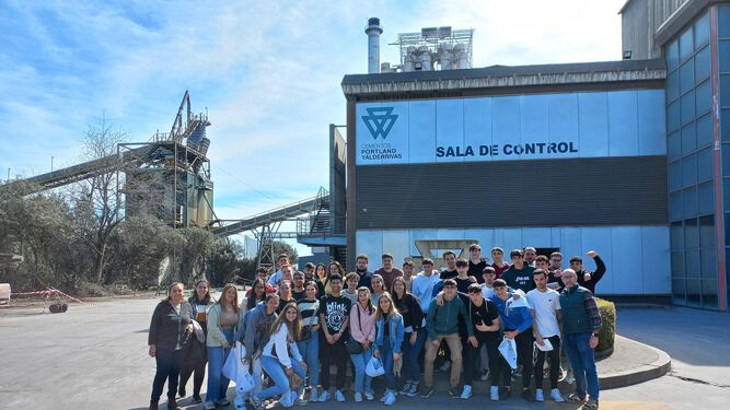 Foto de grupo tras la visita a la planta de Cementos Portland Valderrivas.