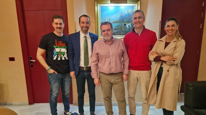 El candidato andalucista junto a otros miembros de AxSi con el director de ONCE Jerez.