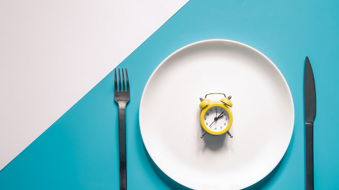 El hábito común más asociado al cambio de hora que te hace engordar
