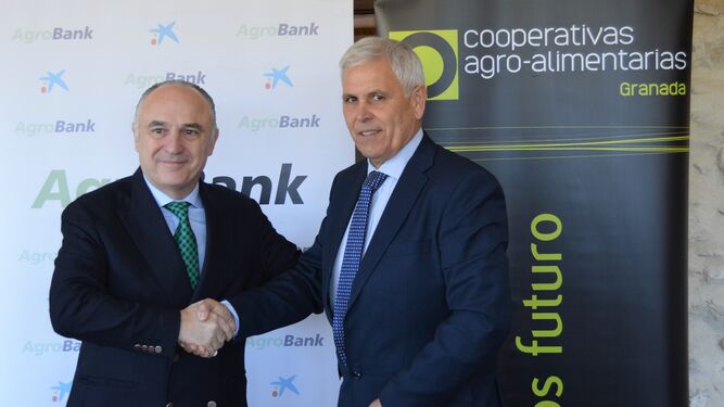 El director territorial de CaixaBank en Andalucía, Juan Ignacio Zafra, y el presidente de la Asociación de Cooperativas Agroalimentarias de Granada, Fulgencio Torres.