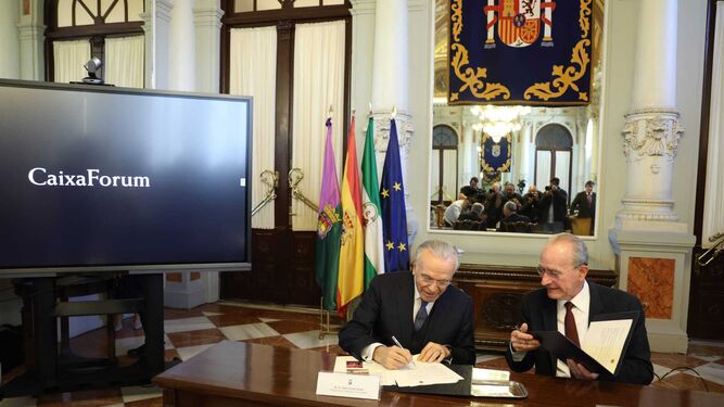 El presidente de la Fundación 'la Caixa' y el alcalde de Málaga durante la firma del acuerdo."