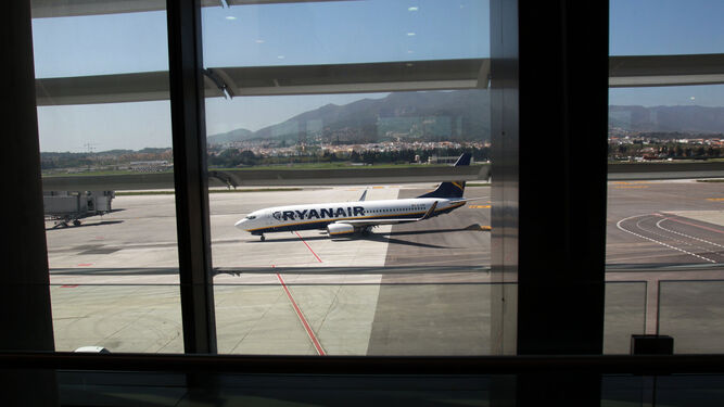 Un avión de Rynair visto desde la terminal 3 del aeropuerto de Málaga.