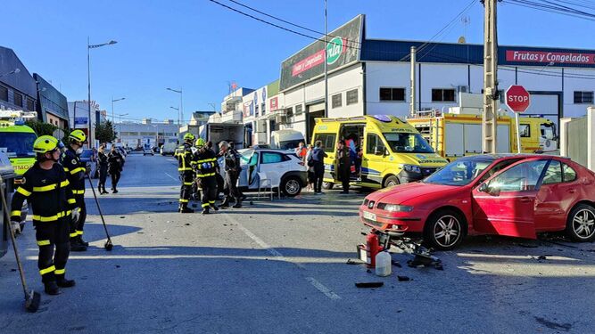 Siniestro ocurrido ayer entre dos vehículos en el cruce entre las calles Mecánicos y Fresadores.