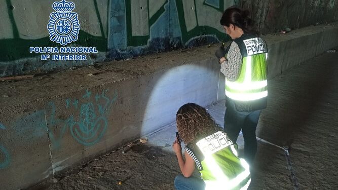 Dos agentes inspeccionan el túnel de Málaga en el que tuvo lugar una agresión grupal a un menor.