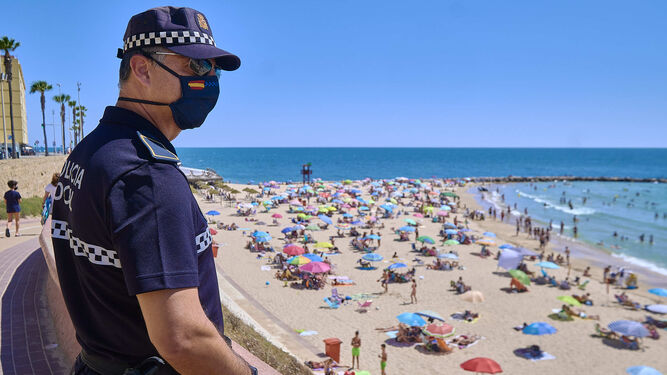 Un agente de la Policía Local vigilando una de las playas de Cádiz, en una imagen de archivo.
