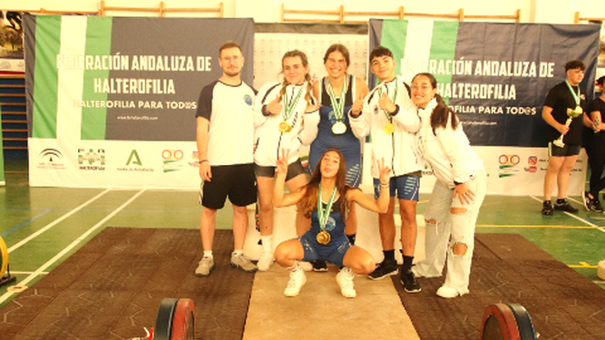 De izquierda a derecha, Jorge, Manuela, África, Gonzalo y Ainhoa; abajo, Raquel: los integrantes del Club de Halterofilia de San Fernando (CHSF) que participaron en el Campeonato Andaluz Sub 15.