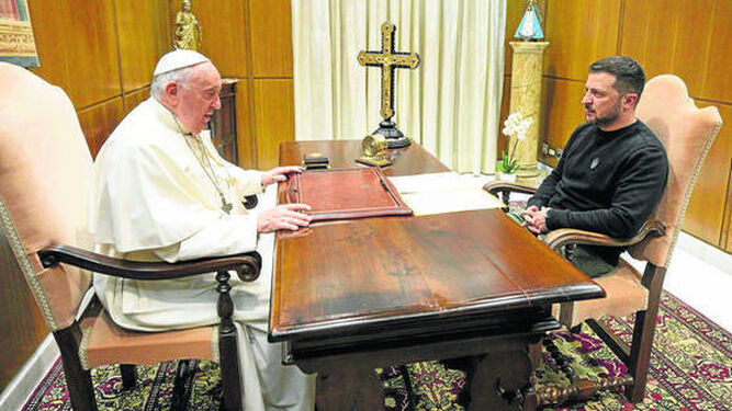 El papa Francisco y Volodimir Zelenski, en el despacho del pontífice.