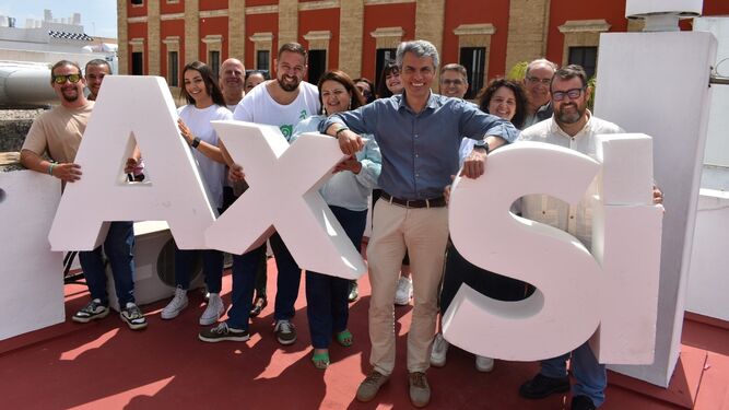 Fran Romero rodeado de varios miembros de su candidatura, este viernes en la sede de AxSí.