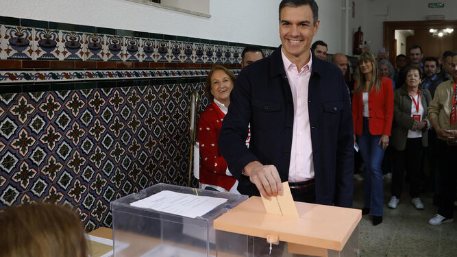 Pedro Sánchez vota en las elecciones del 28M de 2023.