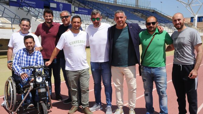David Vizcaíno posa con amigos, hinchas y personal del club en el Iberoamericano.