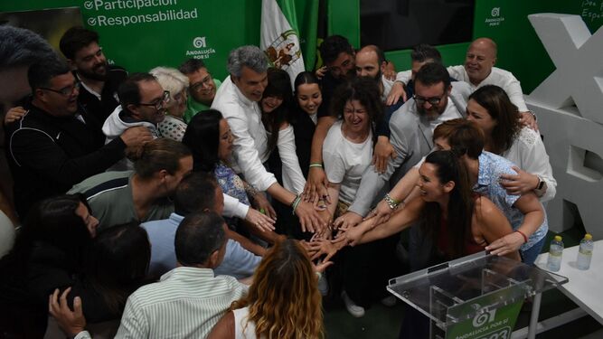 Fran Romero y los miembros de la candidatura de AxSí celebran los resultados conseguidos en la jornada electoral del 28M en San Fernando.