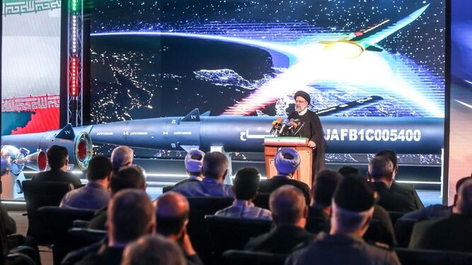 El presidente iraní, Ebrahim Raisi, presenta el misil hipersónico 'Fatah'.
