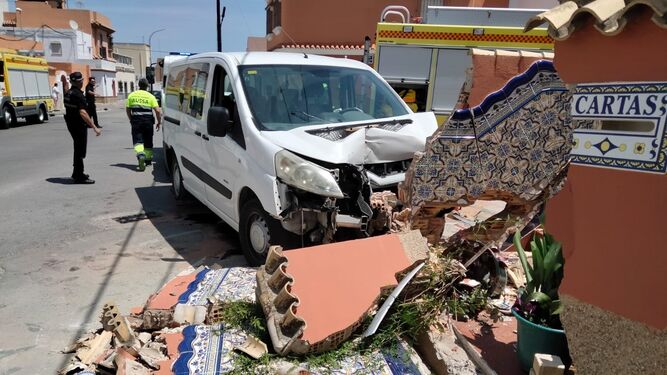 La furgoneta, tras estrellarse contra una vivienda en la calle Buen Pastor de San Fernando.