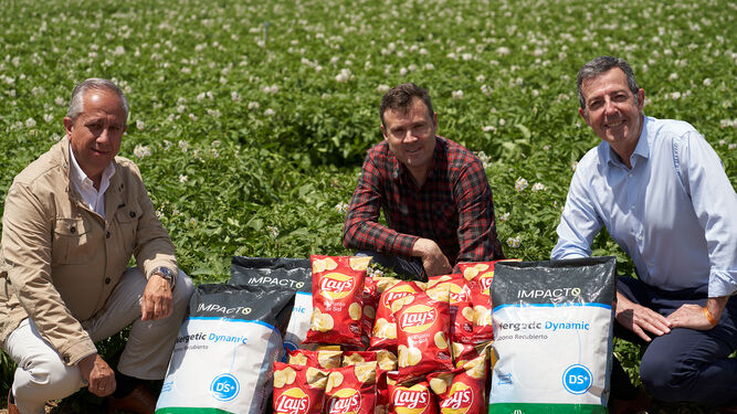 Miembros de Pepsico y Fertiberia con sus productos delante de un campo de patatas.