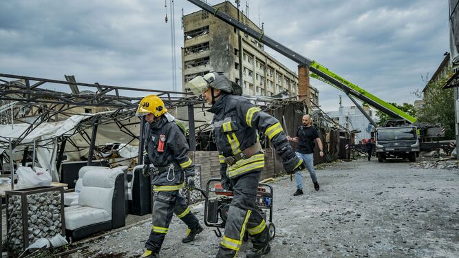 Trabajos de búsqueda y rescate tras el ataque con misiles contra un restaurante en Kramatorsk.
