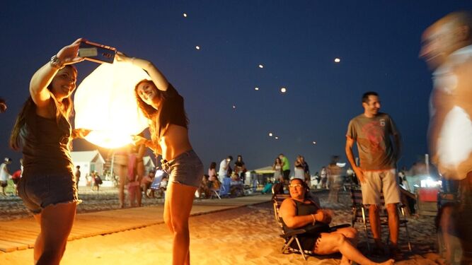 Suelta de farolillos luminosos en la playa de Camposoto en una de las fiestas nocturnas celebradas el año pasado.