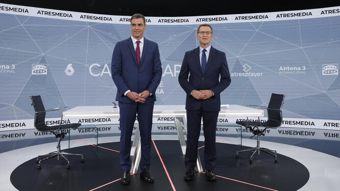 Pedro Sánchez y Alberto Núñez Feijóo, antes de comenzar el debate.