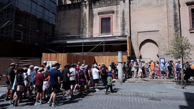 Turistas haciendo cola ayer para acceder a la Catedral.