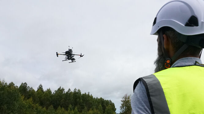 Piloto y de DroneFinder realizando pruebas.