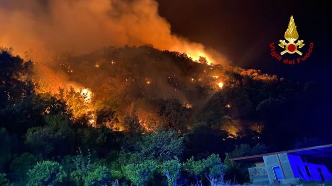 Las llamas arrasan la isla italiana de Sicilia.