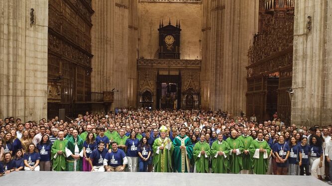 Misa de envío de los participantes en la JMJ, celebrada en la Catedral de Sevilla.