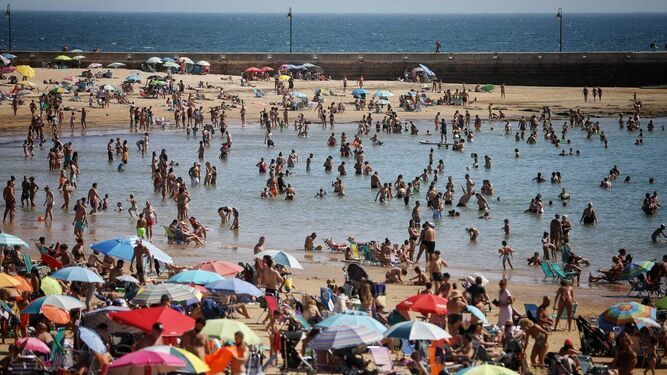 La playa de La Caleta de Cádiz atestada de personas en un día de intenso calor