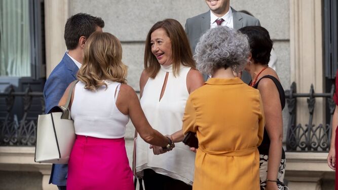 Armengol, sonriente, en la puerta del Congreso