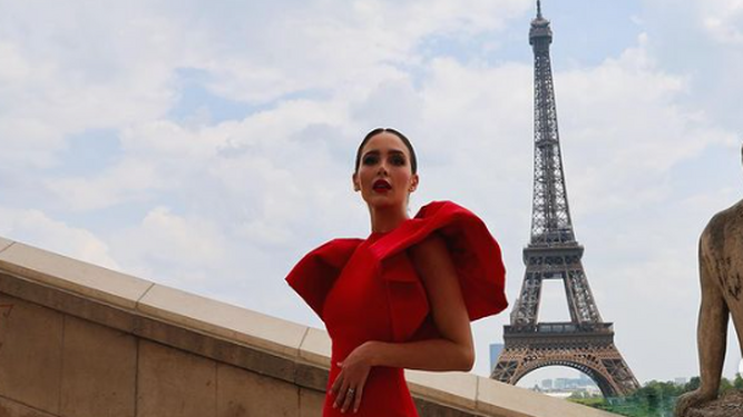 Rocío Osorno con un look de invitada de su propia firma en París.