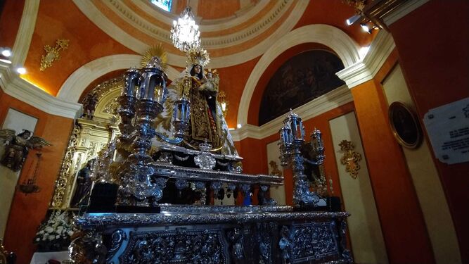 La Virgen del Carmen, sobre su paso procesional, dispuesta para el traslado de este viernes.