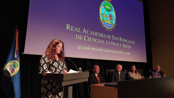 La escritora Nélida Leal da lectura a la obra ganadora del Concurso de Cuentos Puente Zuazo en la Academia de San Romualdo.