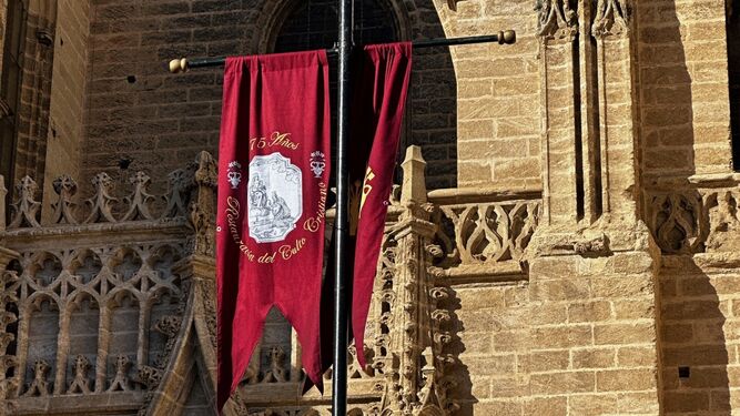 La Catedral de Sevilla estrena gallardetes por el 775 aniversario de la recuperación del culto cristiano.