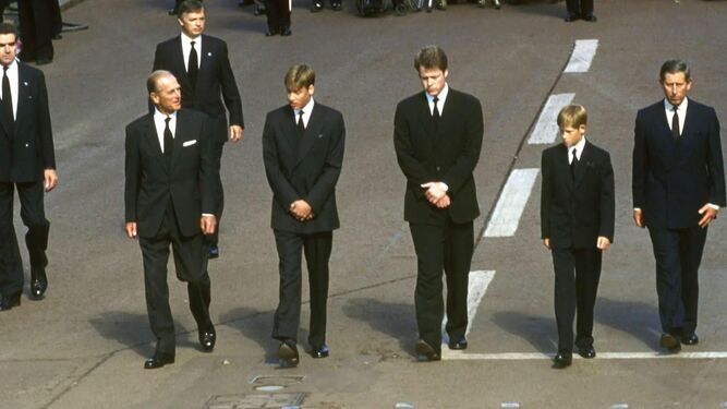 Felipe de Edimburgo se dirige a sus nietos en la comitiva funeraria tras el catafalco con los restos de la princesa de Gales