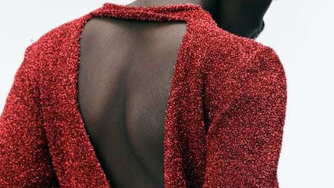Rojo y de espumillón: El jersey de Zara que las bajitas llevan como vestido en sus looks de Navidad.
