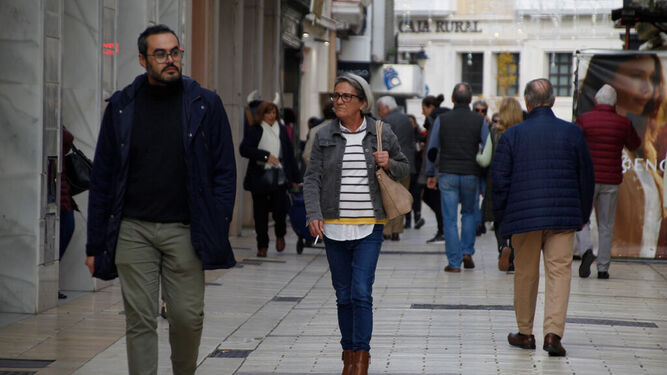 Varias personas pasean por la calle Concepción de Huelva