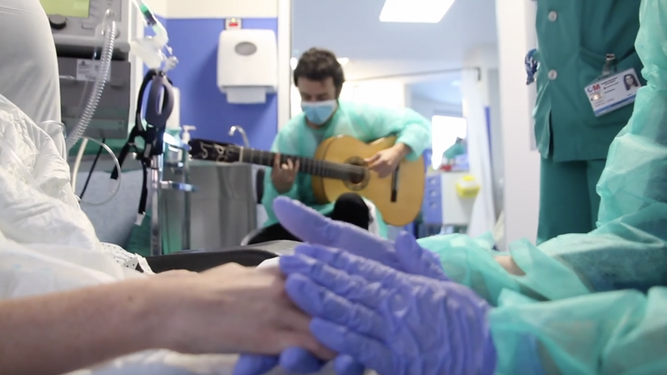 Un músico toca la guitarra en un hospital donde ya se da esta iniciativa.