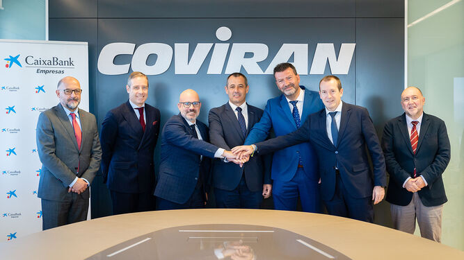 Imagen del acuerdo entre Covirán y CaixaBank.