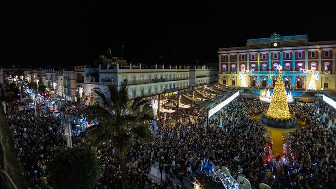 Aspecto que presentaba la calle Real y la plaza del Rey a la llegada de la Cabalgata de Reyes, el pasado viernes en San Fernando.