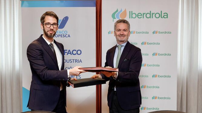 Roberto Alonso, secretario general de Anfaco-Cecopesca, y Alfonso Calderón, director comercial de Iberdrola Clientes España, en la firma del acuerdo.