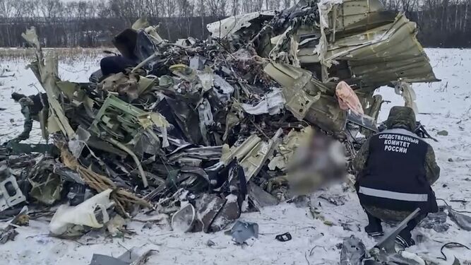 Un investigador ruso examina los restos del avión 'Il-76' en Belgorod.