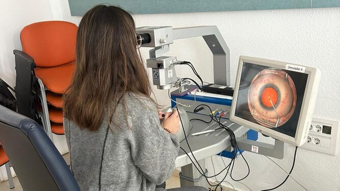 Una de las MIR participantes en el curso, ejercitándose en el simulador de cirugía ocular en el hospital de San Carlos.