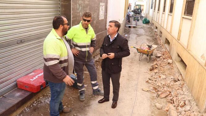 El delegado de Infraestructuras, Miguel Ruiz Madruga, visita las obras de la calle Domingo Muñoz.