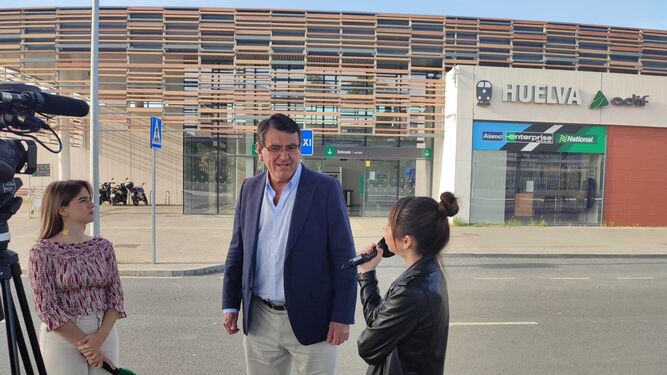 El parlamentario de VOX, Rafael Segovia, frente a la Estación de Tren de Huelva.