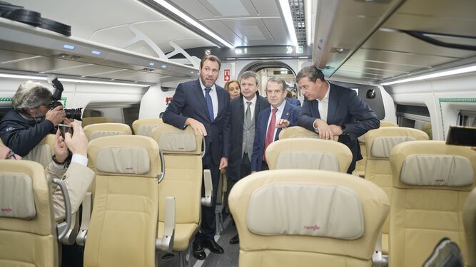 El ministro Óscar Puente, a la izquierda, en uno de los nuevos trenes Avril.